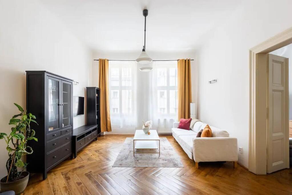 Spacious Apartment With Balcony At Wenceslas Sq Prag Eksteriør billede